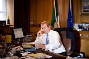 enda-kenny-phone